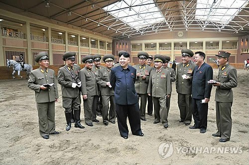 Nhà lãnh đạo Kim Jong-un thị sát câu lạc bộ cưỡi ngựa.