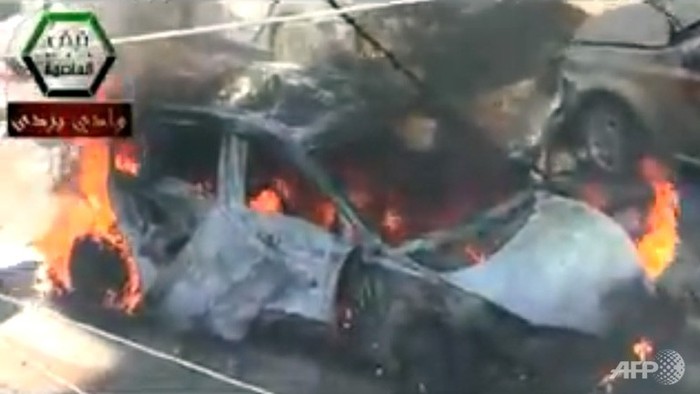 Chiếc xe hơi cháy đen tại hiện trường vụ tấn công.