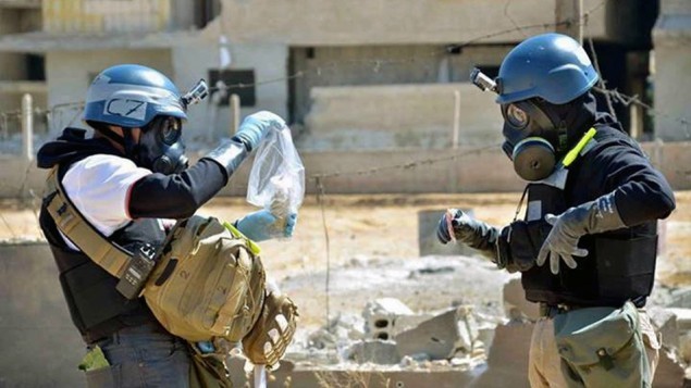 Các nhà điều tra LHQ lấy mẫu tại khu vực xảy ra vụ tấn công hóa học hồi tháng 8 vừa qua ở Syria.