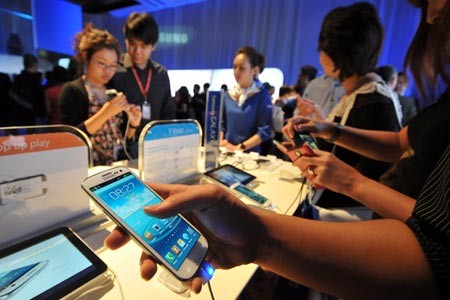 Khách hàng kiểm tra Samsung Galaxy S3 điện thoại tại một cửa hàng ở Kuala Lumpur, Malaysia.