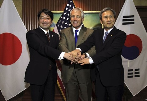 Từ trái sang phải: Bộ trưởng Quốc phòng Nhật Bản Itsunori Onodera, Bộ trưởng Quốc phòng Mỹ Chuck Hagel, Bộ trưởng Quốc phòng Hàn Quốc Kim Kwan-jin.