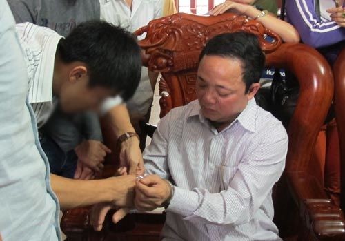 Ông Nguyễn Văn Thúy bị bắt tạm giam và khám xét nhà vì hành vi lừa đảo.