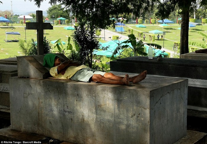 Tình trạng người nghèo, vô gia cư phải sống trên các ngôi mộ như thế này không phải là chuyện hiếm ở Philippines.