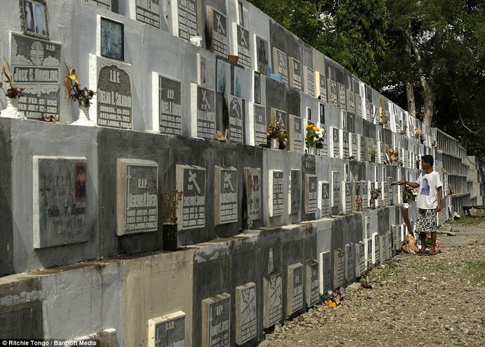 Những ngôi mộ xếp chồng lên nhau dài tăm tắt tại Metro Manila.