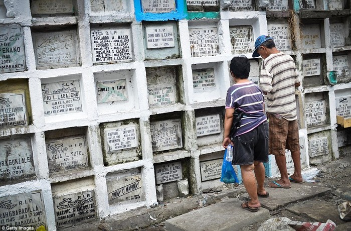 Hơn 1 triệu người được chôn cất trong nghĩa trang ở phía bắc Manila, gồm cả các cựu Tổng thống, nghệ sĩ và diễn viên nổi tiếng.