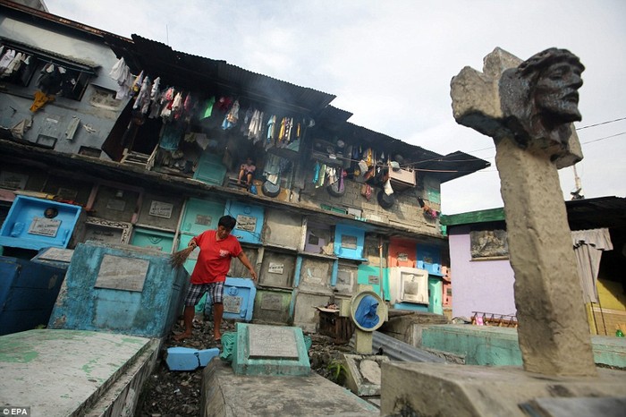 Tình trạng người chết lấn đất của người sống đã buộc nhiều người nghèo Philippines phải làm nhà trên các ngôi mộ như thế này.