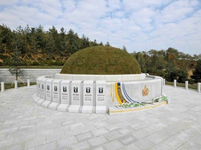 Ngôi mộ 30 thủy thủ Triều Tiên thiệt mạng trong vụ chìm chiến hạm khi đang tập trận.