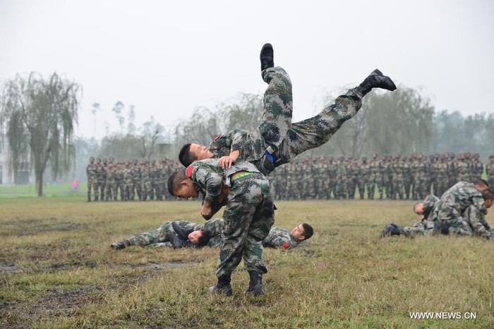 Binh sĩ Trung Quốc trổ tài trong cuộc diễn tập chống khủng bố.