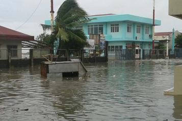 Nước lũ gây ngập lụt sau bão tại Virac, Catanduanes