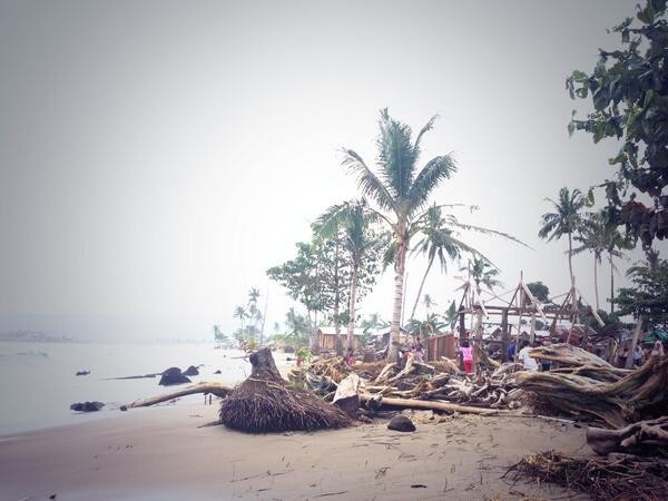 Bãi biển Cateel, Davao Oriental tan hoang sau bão