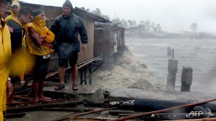 Người dân đứng ở bến tàu khi siêu bão Haiyan đổ bộ vào Bacalod