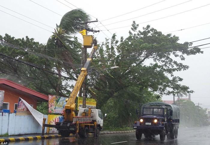 Siêu bão Haiyan gây mất điện trên diện rộng và kéo dài tại Philippines.