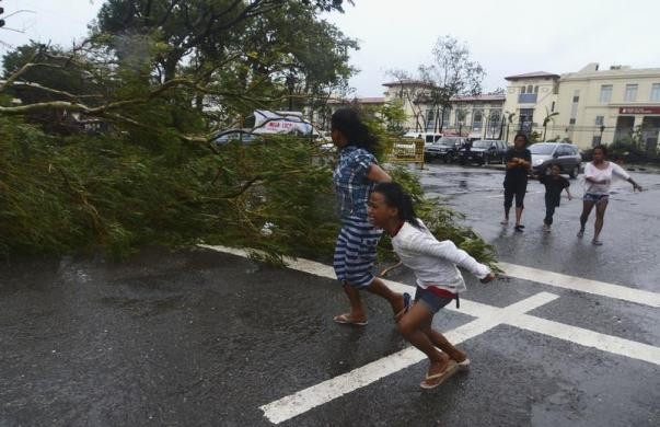 Người dân chạy vội tới nơi trú ẩn an toàn tránh gió mạnh ở thành phố Cebu, miền trung Philippines.