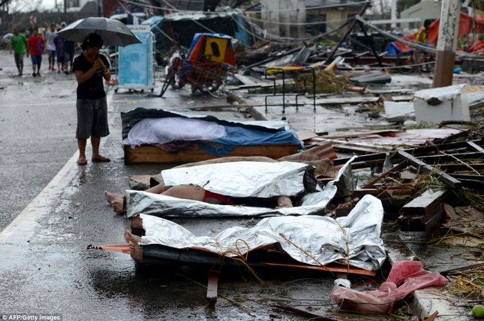 Mới chỉ có 400 trong số hàng ngàn thi thể nạn nhân của siêu bão Tacloban được thu thập.
