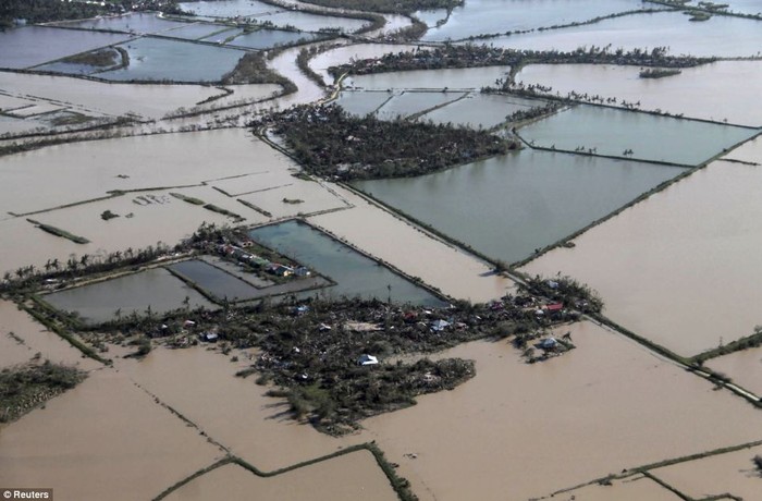 Lũ lụt kéo đến sau bão cô lập nhiều khu vực