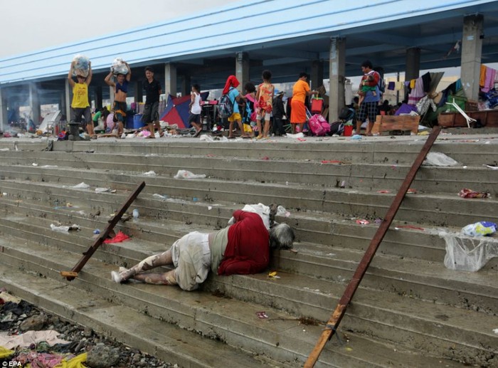 Thi thể một người dân nằm trên đường phố ở Tacloban, Leyte sau siêu bão Haiyan.