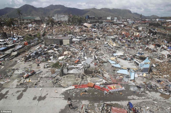 Nhà cửa trong bán kính 100 mét từ bờ biển bị tàn phá bởi siêu bão Haiyan