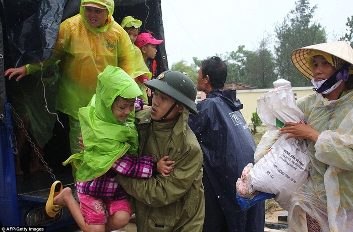Các chiến sĩ bộ đội giúp đỡ sơ tán người dân.