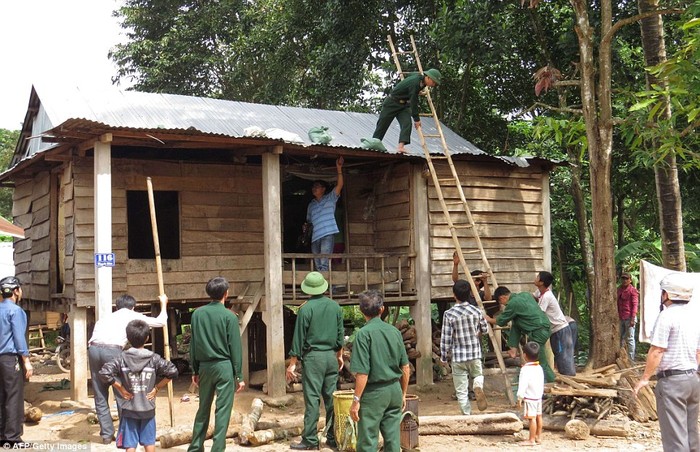 Quân nhân hỗ trợ nhân dân gia cố nhà cửa trước bão tại Quảng Trị