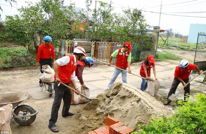 Hội Chữ Thập Đỏ Đà Nẵng đổ cát vào bao giúp dân gia cố nhà cửa