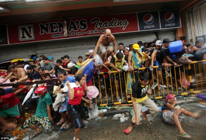 Nạn cướp bóc đã xảy ra ở nhiều nơi sau siêu bão Haiyan tại Philippines.
