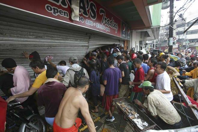 Nạn cướp bóc đang hoành hành ở các vùng chịu ảnh hưởng nặng nề nhất do siêu bão Haiyan.