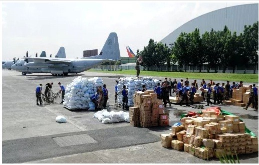 Hàng cứu trợ của Mỹ chuẩn bị khởi hành tới Philippines.
