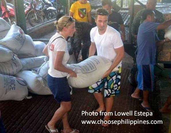 Khách du lịch nước ngoài chung tay giúp đỡ người dân Philippines khắc phục hậu quả của bão.