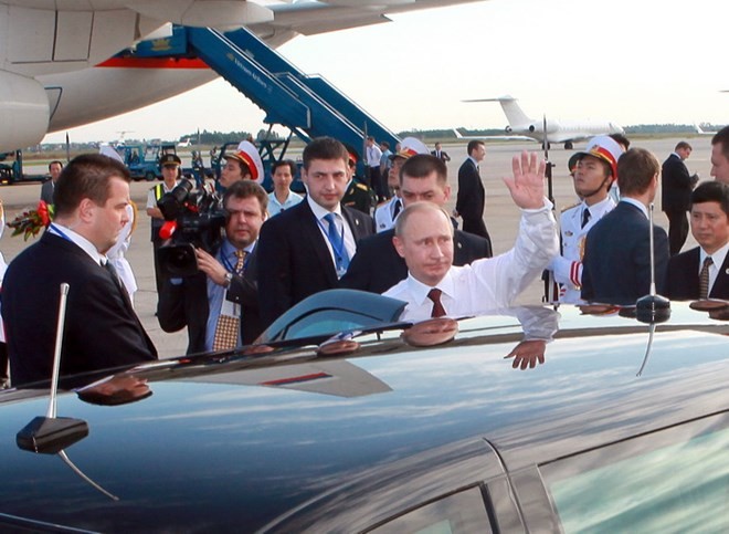 Lễ đón tiếp Tổng thống Putin tại sân bay Nội bài. Ảnh TTXVN