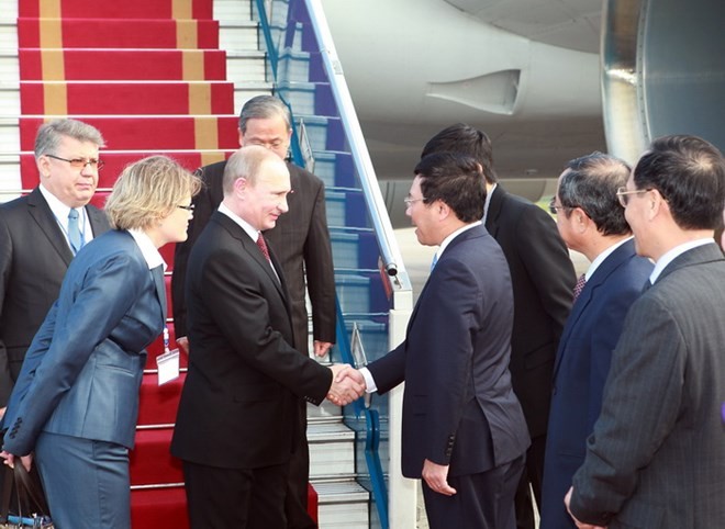 Bộ trưởng Ngoại giao Phạm Bình Minh đón tiếp Tổng thống Nga Vladimir Putin tại Hà Nội. (Ảnh: Trọng Đức/TTXVN)