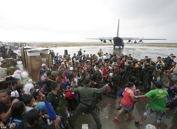 Các binh sĩ cố gắng kiểm soát đám đông đòi lên máy bay C-130