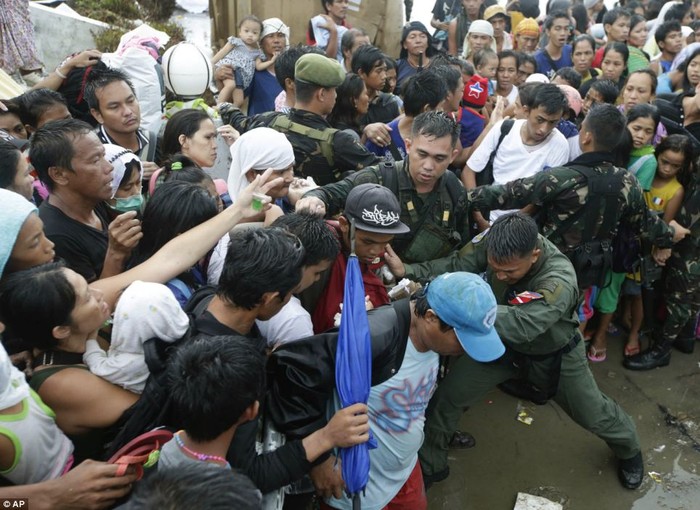 Đám đông tuyệt vọng đòi lao tới máy bay rời Tacloban.