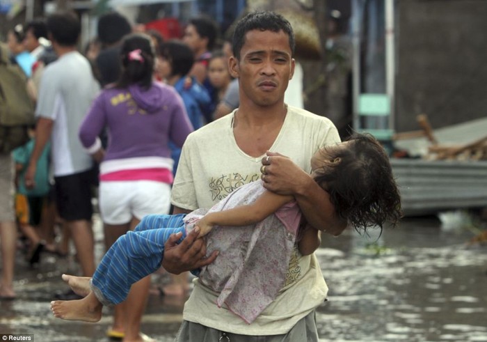 Ông bố Philippines đau khổ ôm thi thể cô con gái đã chết trong bão.