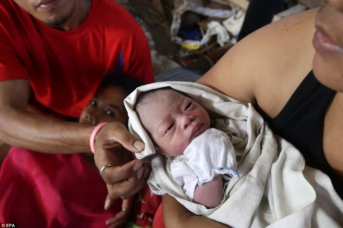 Sự sống giữa cái chết. Một bé gái chào đời an toàn sau siêu bão Haiyan.
