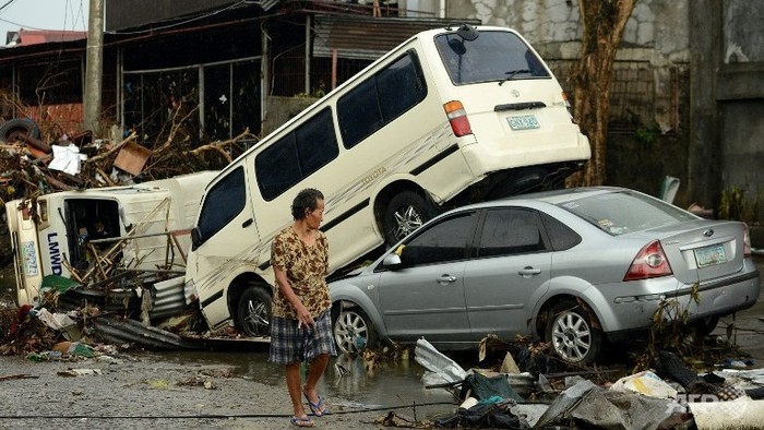 Cảnh đổ nát có thể bắt gặp ở mọi chỗ trên đường phố Tacloban.