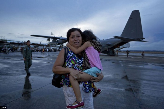 Một bà mẹ ôm con khóc khi không thể lên máy bay.