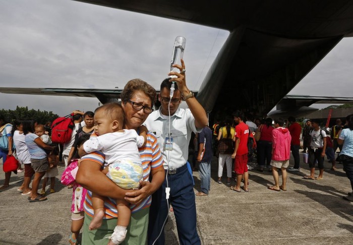 Một bệnh nhân được hỗ trợ lên máy bay rời Tacloban