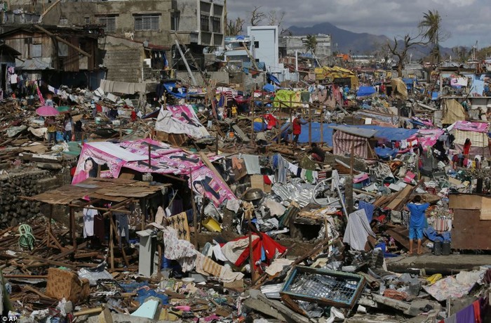 Nhiều người Tacloban phải dựng nhà tạm trên những đống đổ nát như thế này.