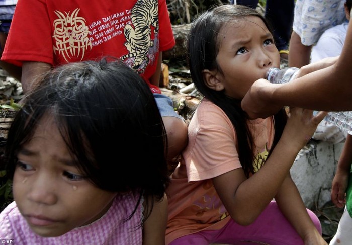 Lương thực, nước uống đang trở thành vấn đề cấp bách tại Tacloban.