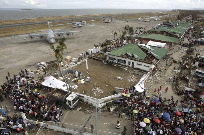 Sân bay Tacloban chật cứng người