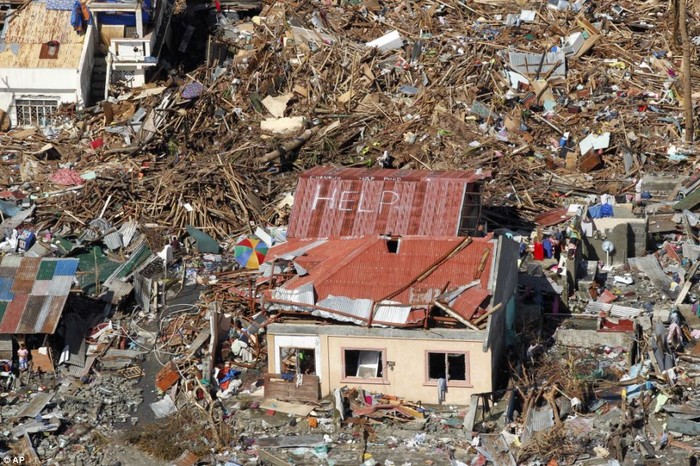 Tiếng kêu "Cứu" trên một mái nhà ở Tacloban