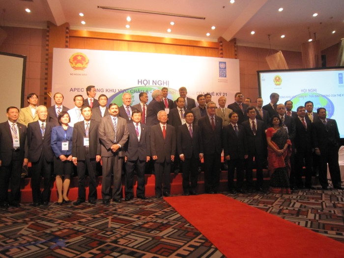 Các đại biểu tham dự Hội nghị “APEC trong khu vực Châu Á – Thái Bình Dương của thế kỷ 21” tại Hà Nội ngày 15/11.