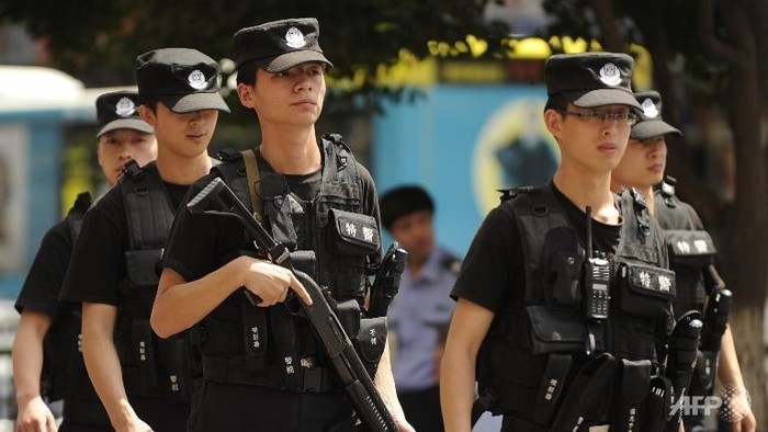 Cảnh sát tuần tra trên đường phố ở Urumqi, thủ phủ khu vực Tân Cương , Trung Quốc.