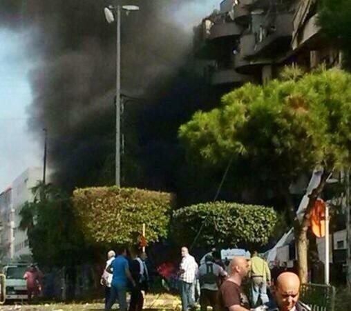 Cột khói đen bốc lên từ khu vực tòa nhà Đại sứ quán Iran ở Li-băng.