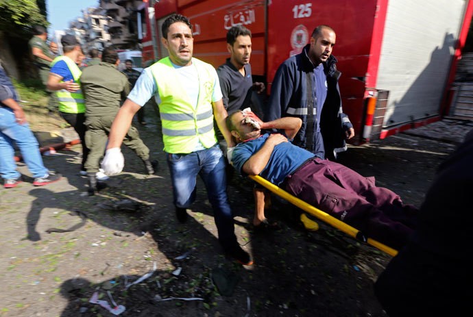 Lực lượng cứu hộ đưa những người bị thương trong vụ nổ đi cấp cứu.