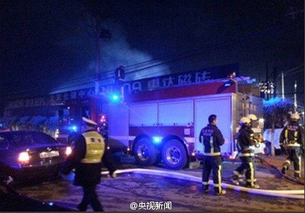 Lính cứu hỏa nỗ lực dập tắt đám cháy.