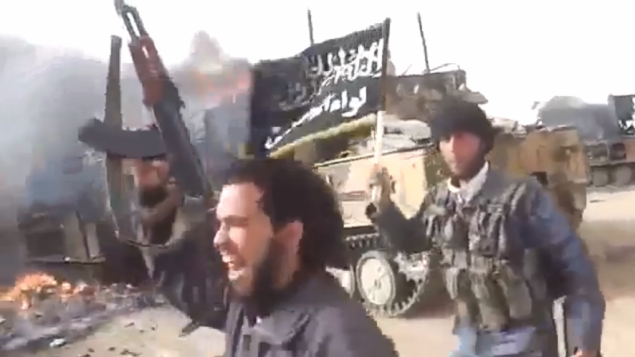 Các tay súng thuộc Mặt trận Al-Nusra sau vụ tấn công đoàn xe chính phủ hồi tháng 3.