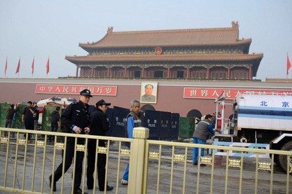 Cảnh sát Trung Quốc tại hiện trường vụ tấn công khủng bố ở Thiên An Môn hôm 28/10.
