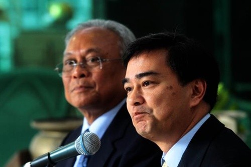 Cựu thủ tướng Thái LanAbhisit Vejjajiva (phải)và cựu phó thủ tướng Suthep Thaugsuban.