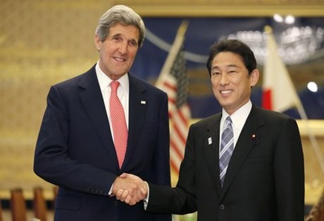 Ngoại trưởng Nhật Bản Fumio Kishida tiếp Ngoại trưởng Mỹ John Kerry tại Tokyo.